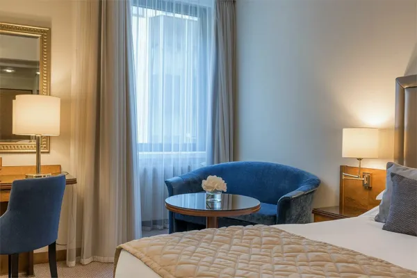 Делюкс с большой кроватью — интерьер, Corinthia St Petersburg
